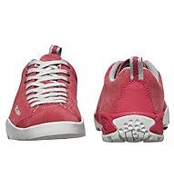 Scarpe da ginnastica rosa corallo, viste di fronte e da dietro