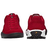 Scarpe da ginnastica rosse, viste di fronte e da dietro